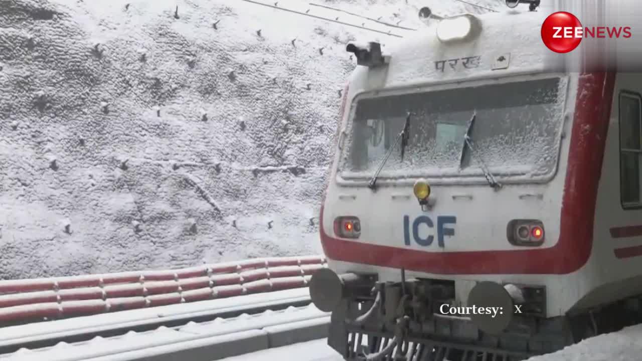VIDEO: बर्फबारी से ढके कश्मीर घाटी के रेलवे स्टेशन, मंत्रमुग्ध कर देगा नजारा