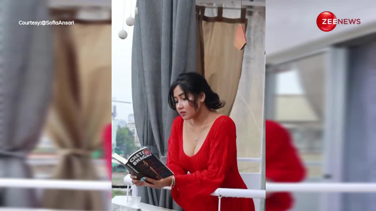 रेड ड्रेस पहन Sofia Ansari बालकनी में बुक पढ़ते आईं नजर, इतना सिंपल लुक देख बावले हुए लोग