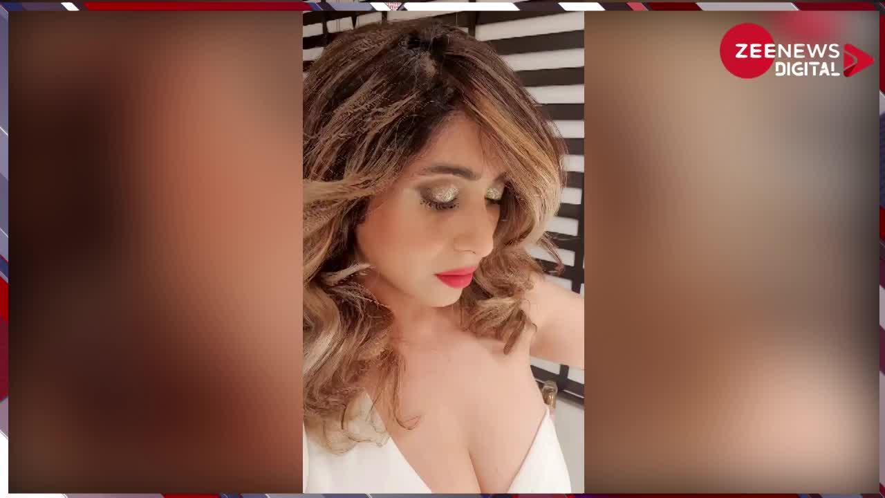 Neha Bhasin ने टॉप के नीचे नहीं पहनी Bra, वीडियो में दिखा सबकुछ