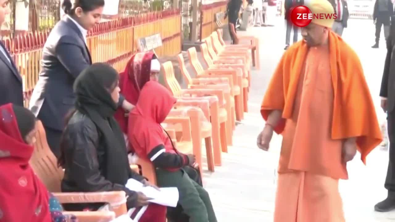 सीएम योगी आदित्यनाथ ने गोरखपुर में लगाया जनता दरबार, देखें वीडियो