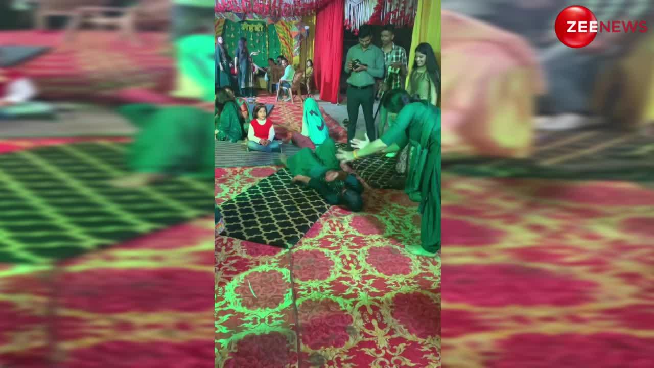Desi Bhabhi Video: शादी में खुशी के मारे पागल हुई भाभी, जमीन पर लोट-लोटकर किया ऐसा कांड, डर गईं पास खड़ी लेडीज