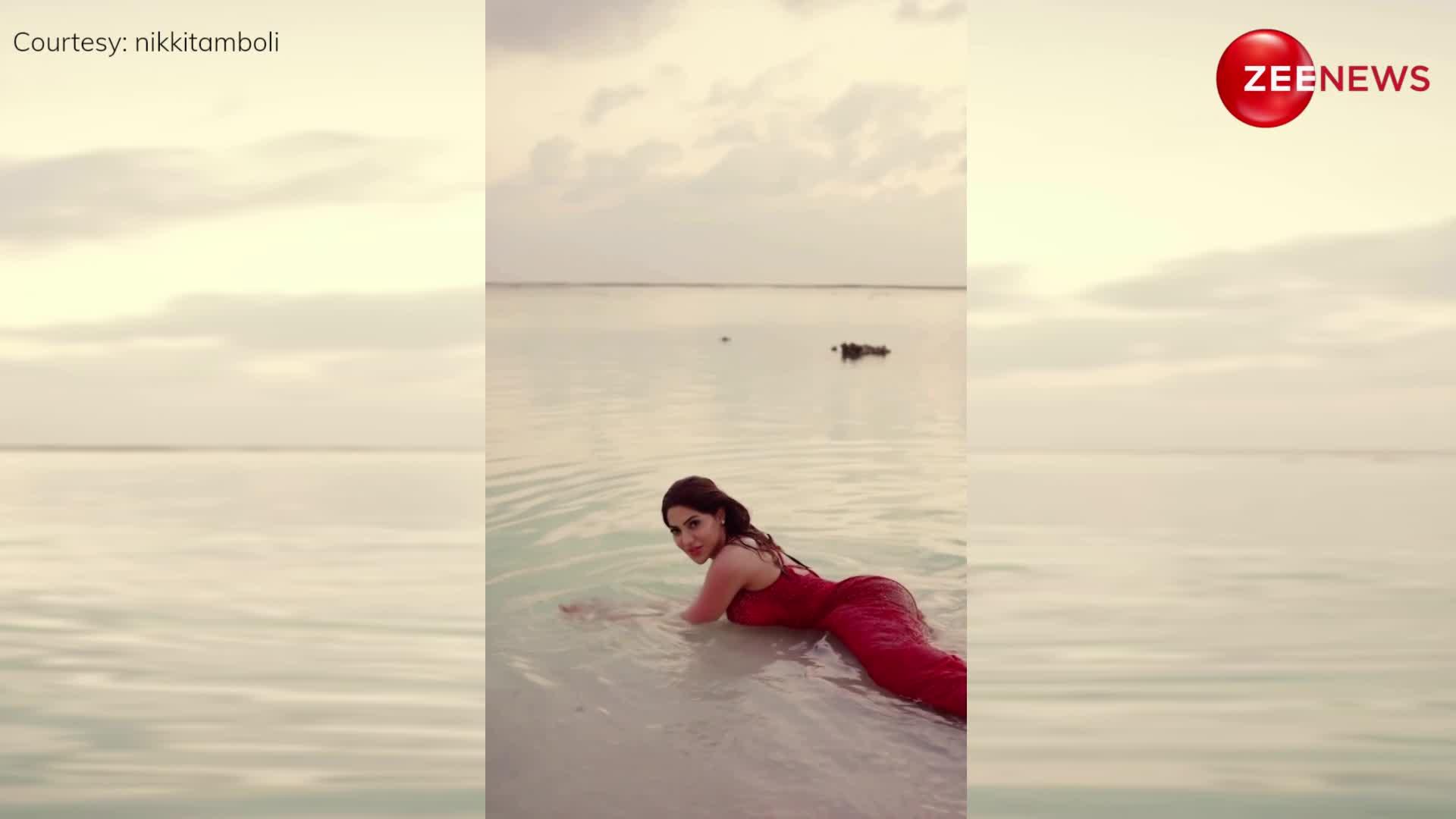 Nikki Tamboli ने रेड नाइटी पहन समंदर किनारे दिखाया ऐसा बदन, देख पानी-पानी हुए लोग