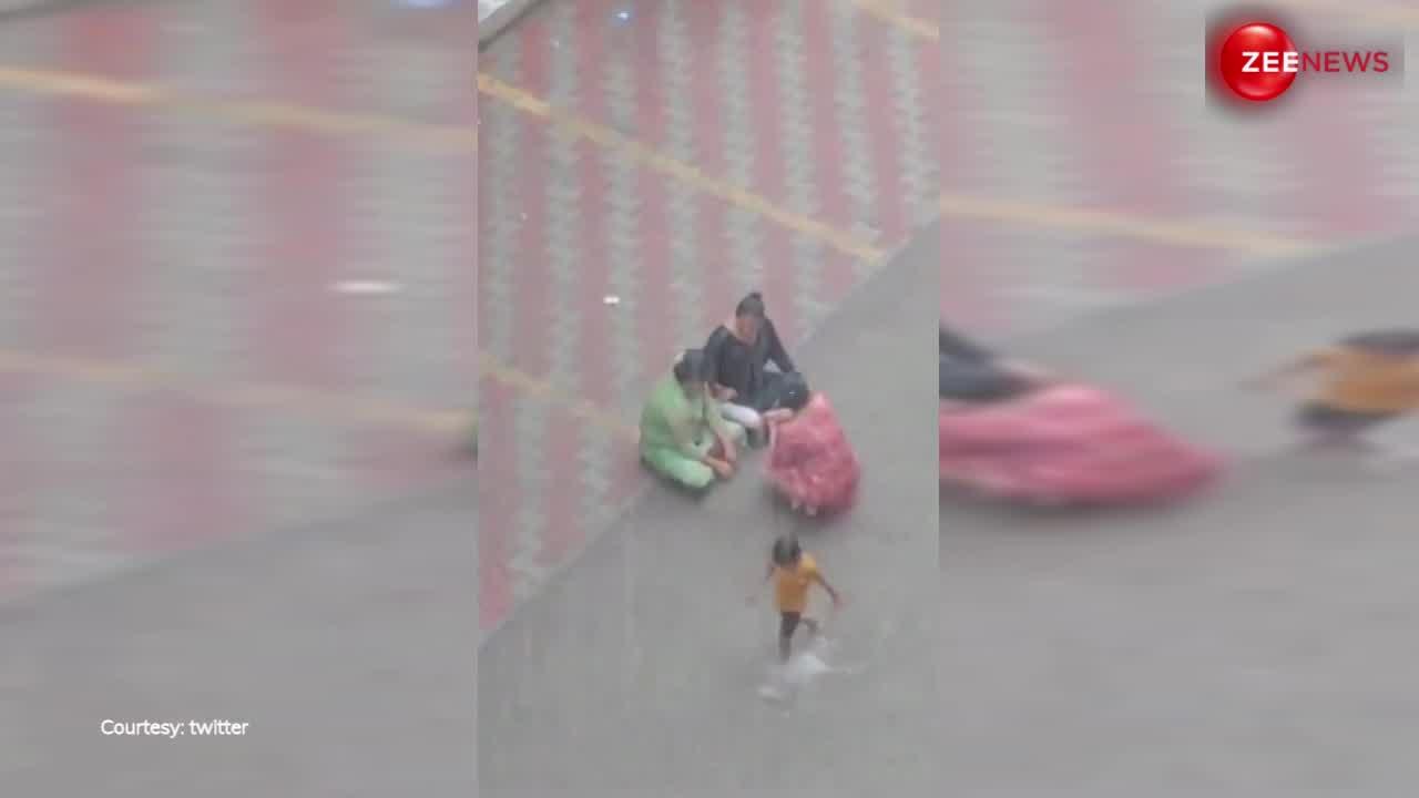 VIDEO: भरी बरसात में 3 औरतों ने खुलेआम कर दिया ऐसा काम, लोग बोले- ये महिलाएं हैं कुछ भी कर सकती...