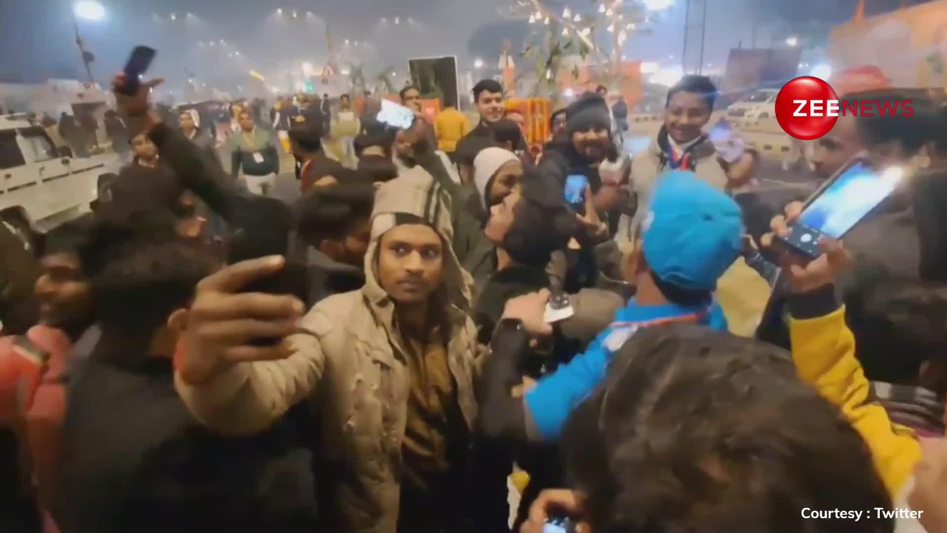 डुप्लीकेट Virat Kohli को सेल्फी लेने के लिए अयोध्या में भीड़ ने घेरा, बचने के लिए दुम दबाकर भागे