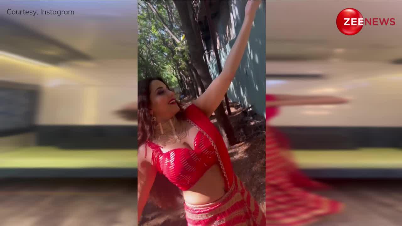 लाल साड़ी पर टाइट ब्लाउज पहन Monalisa ने किया Deepika Padukone के गाने पर डांस, देख फैंस हुए पानी-पानी