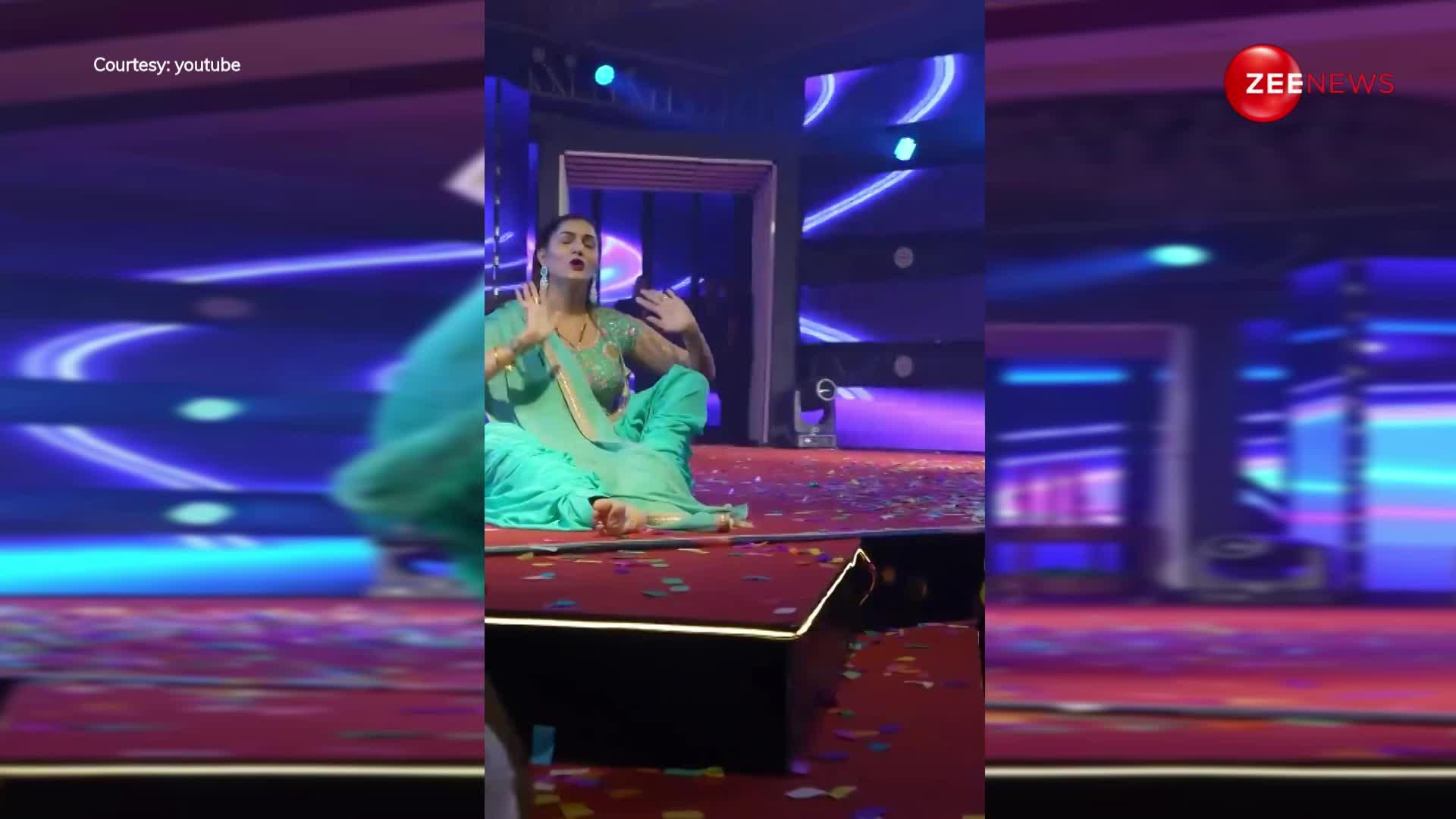 डांस करते हुए स्टेज पर ही बैठ गई Sapna Chaudhary, फिर करने लगी ऐसी हरकत; देख लोगों को आ गई शर्म