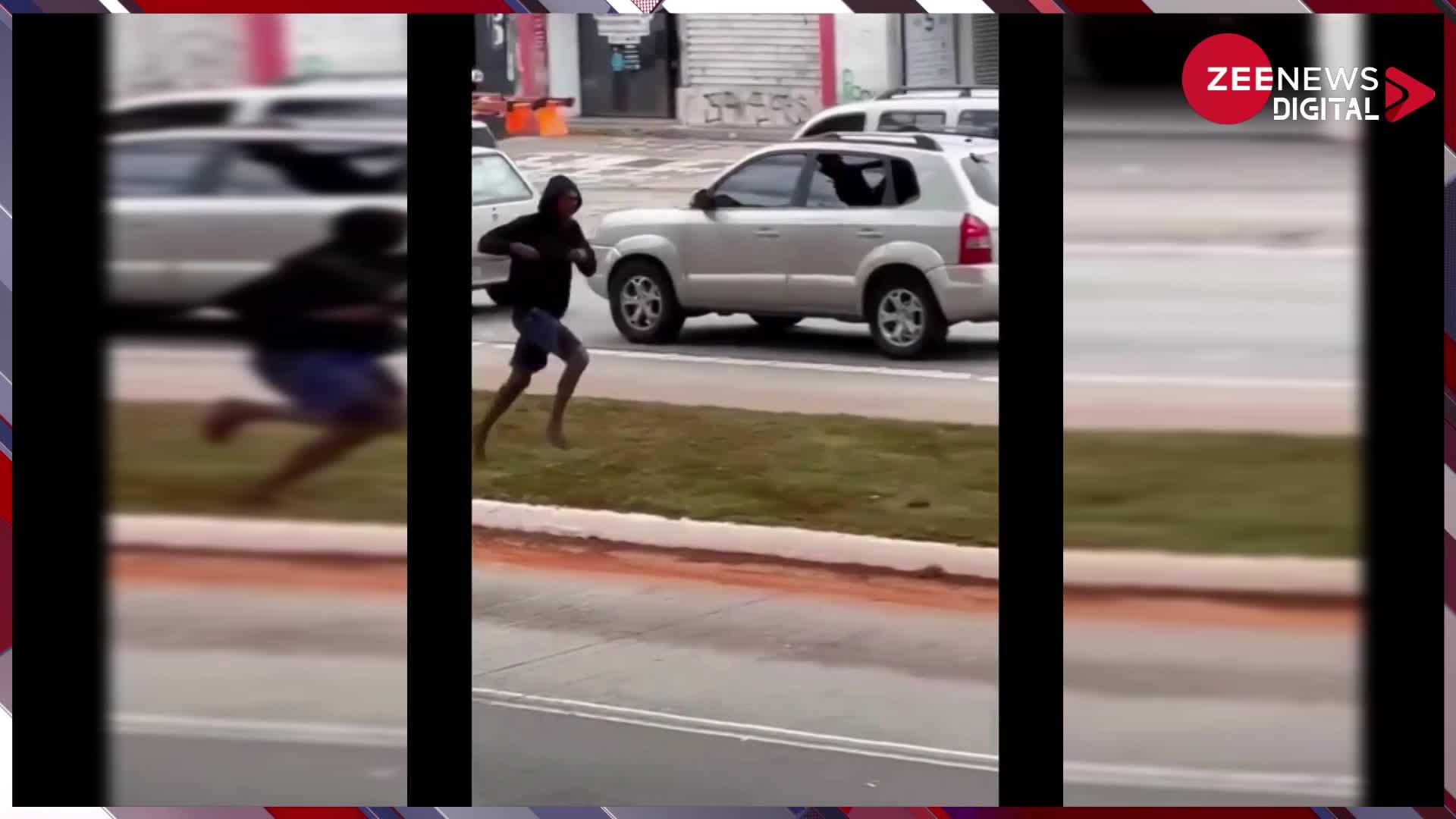 Viral Video: कार में बैठे युवक के हाथ से छीन लिया फोन, फिर इस रफ्तार से भागा चोर, देख लोग रह गए हक्के-बक्के