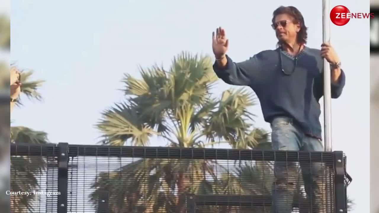 'Dunki' के रिलीज के बाद मन्नत के बाहर फैंस ने लगा तांता, अपने आइकॉनिक पोज में नजर आएं Shah Rukh Khan