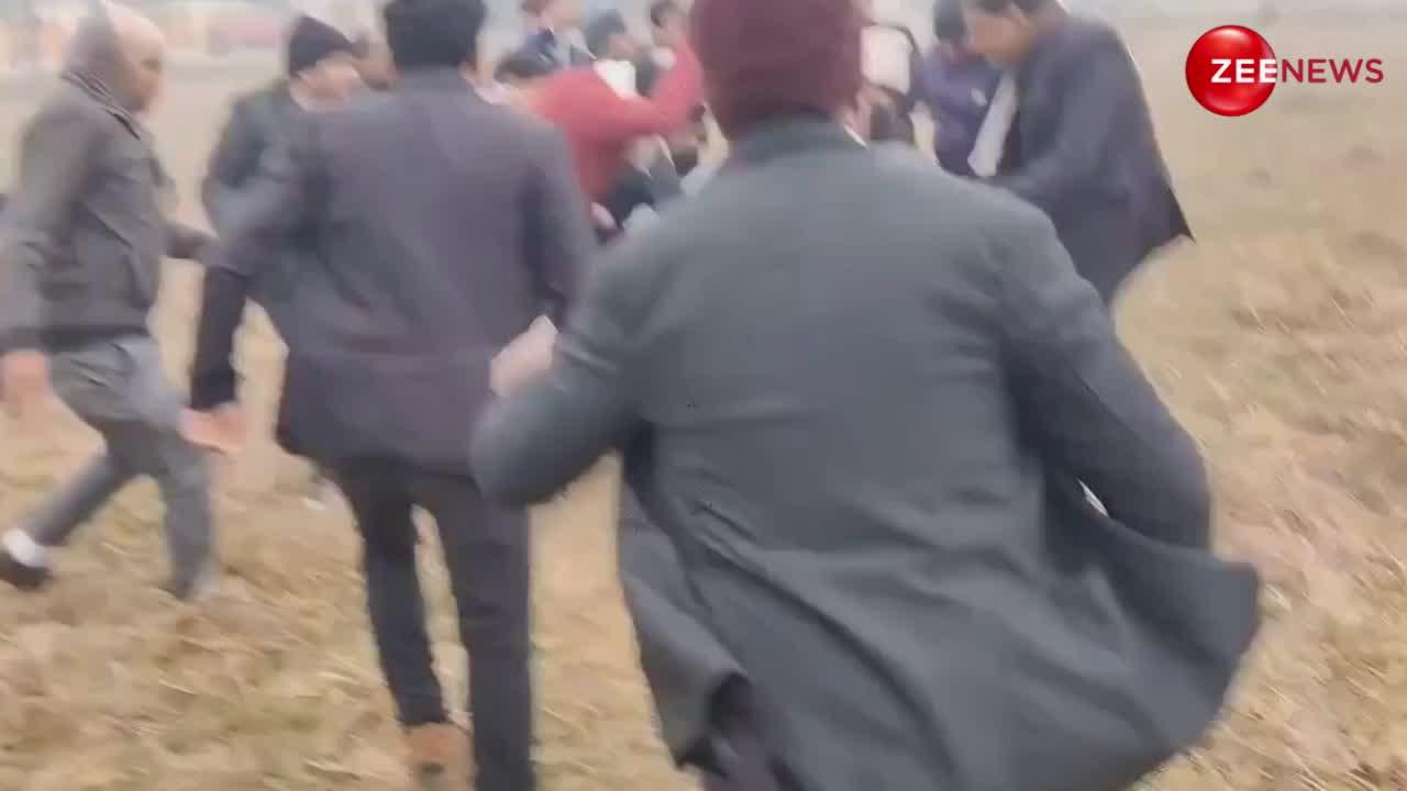 यूपी: SP ऑफिस में वकीलों ने सब इंस्पेक्टर दुर्गेश सिंह को दौड़ाकर पीटा, वीडियो वायरल