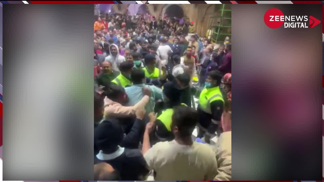 Viral Video: बांके बिहारी मंदिर में श्रद्धालु और गार्ड के बीच जमकर चले लात-घूसे, घटना का सीसीटीवी फुटेज आया सामने