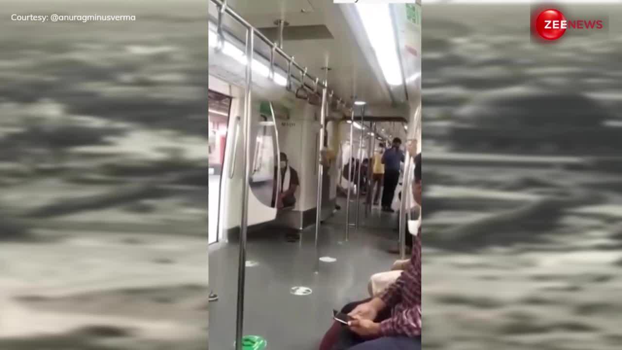 दिल्ली मेट्रो में बंदर ने मचाया गदर, कभी नोरा फतेही की तरह किया पोल डांस, तो कभी सीट पर बैठकर लिए नजारों के मजे