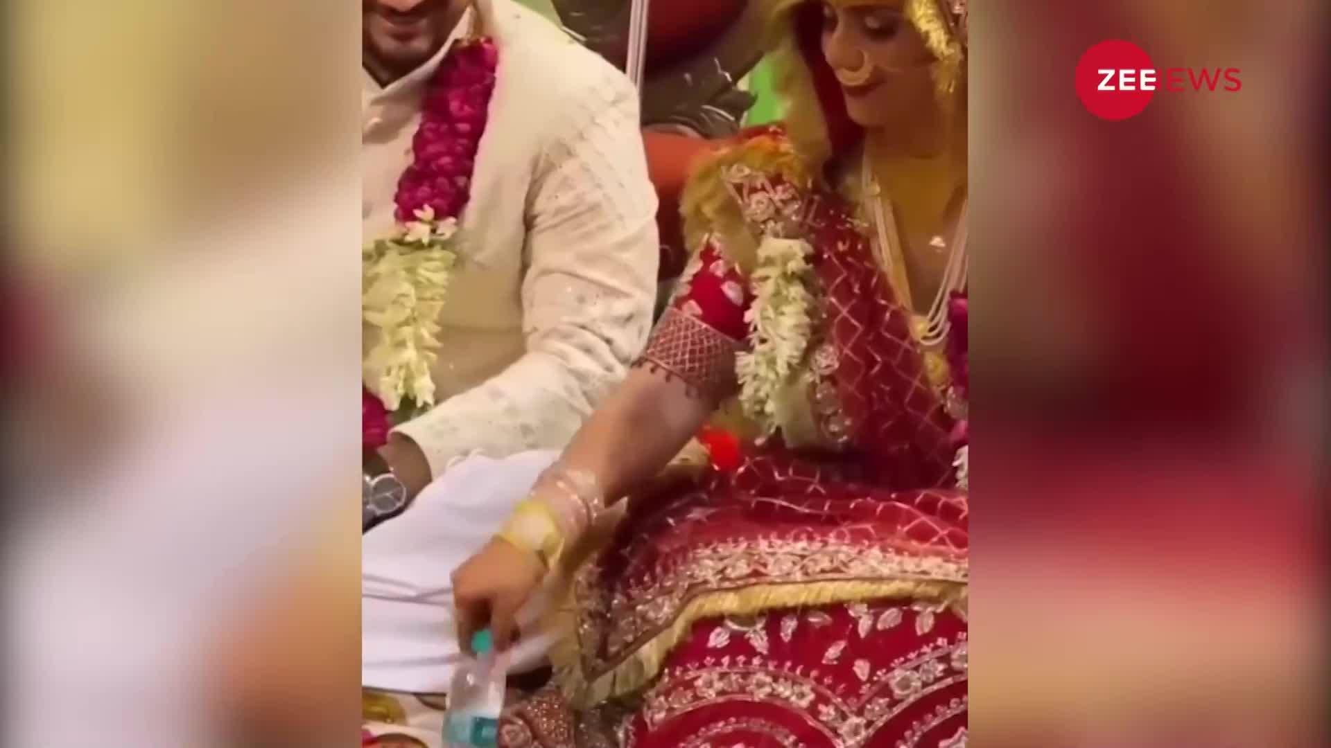 Viral Video: शादी की रस्मों को छोड़ मंडप में पानी की बोतल से खेलने लगे दूल्हा-दुल्हन