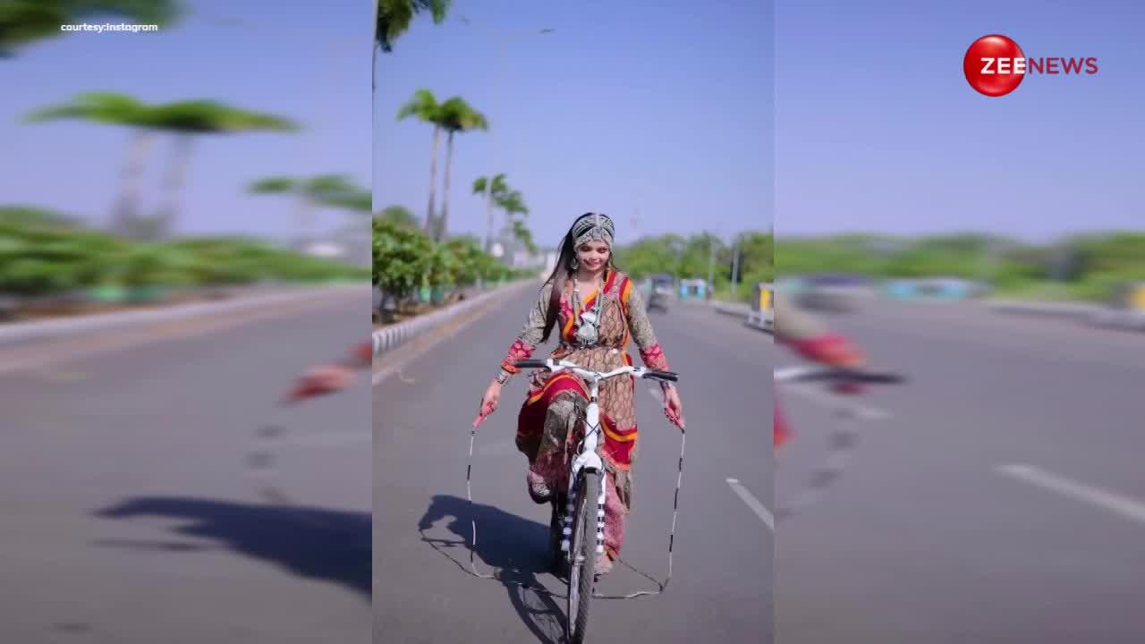 स्किपिंग रोप से साइकिल पर लड़की ने किया स्टंट, देख चकराया लोगों का सिर