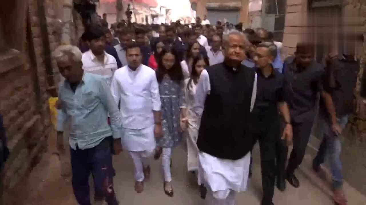 पैदल चलकर और जनता से मिलते हुए वोट देने पहुंचे राजस्थान CM अशोक गहलोत