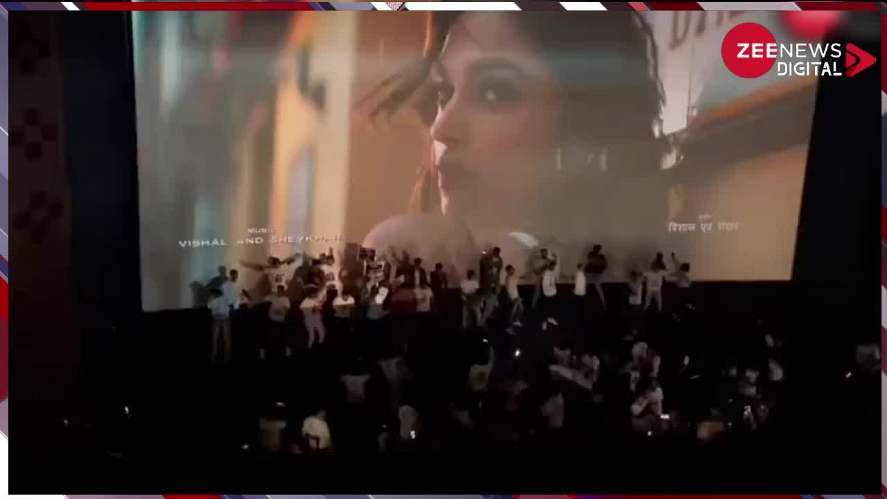 Viral Video: 'झूमे जो पठान' गाने पर थिएटर में Screen के पास जाकर नाचने लगे लोग, वीडियो आग की तरह हुआ वायरल