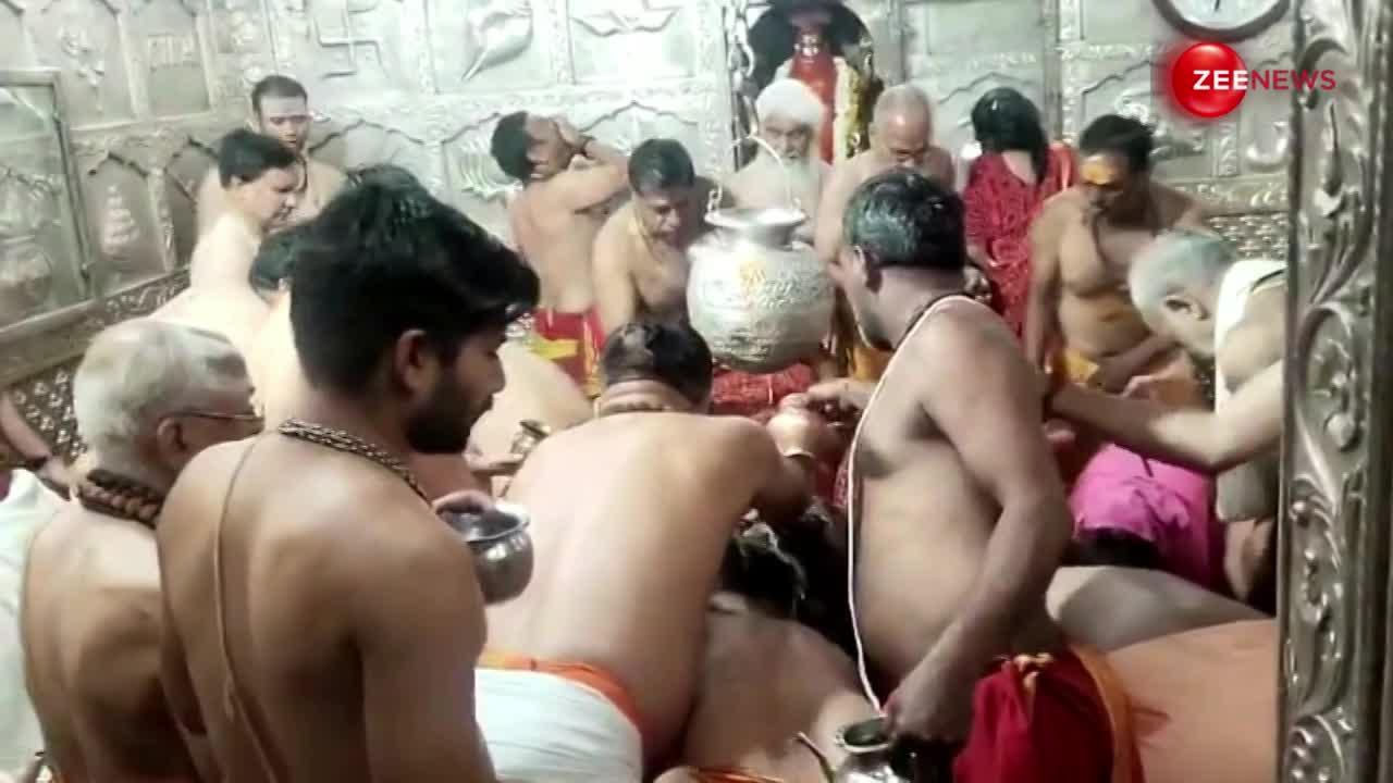 Ujjain: बाबा महाकाल मंदिर में भक्तों ने खेली 51 क्विंटल फूलों से खेली होली, सामने आया वीडियो