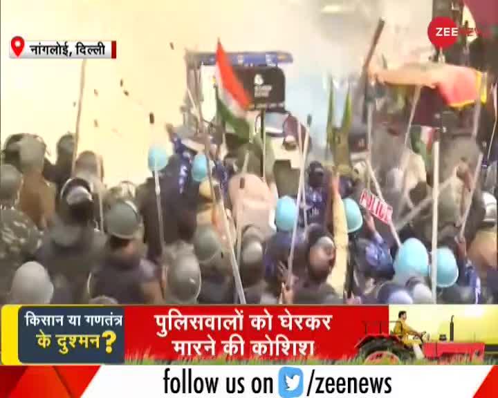 Delhi: Nangloi में प्रदर्शनकारियों ने तोड़े पुलिस बैरिकेड, Nangloi Chowk पर रोड़ पर बैठे पुलिसकर्मी