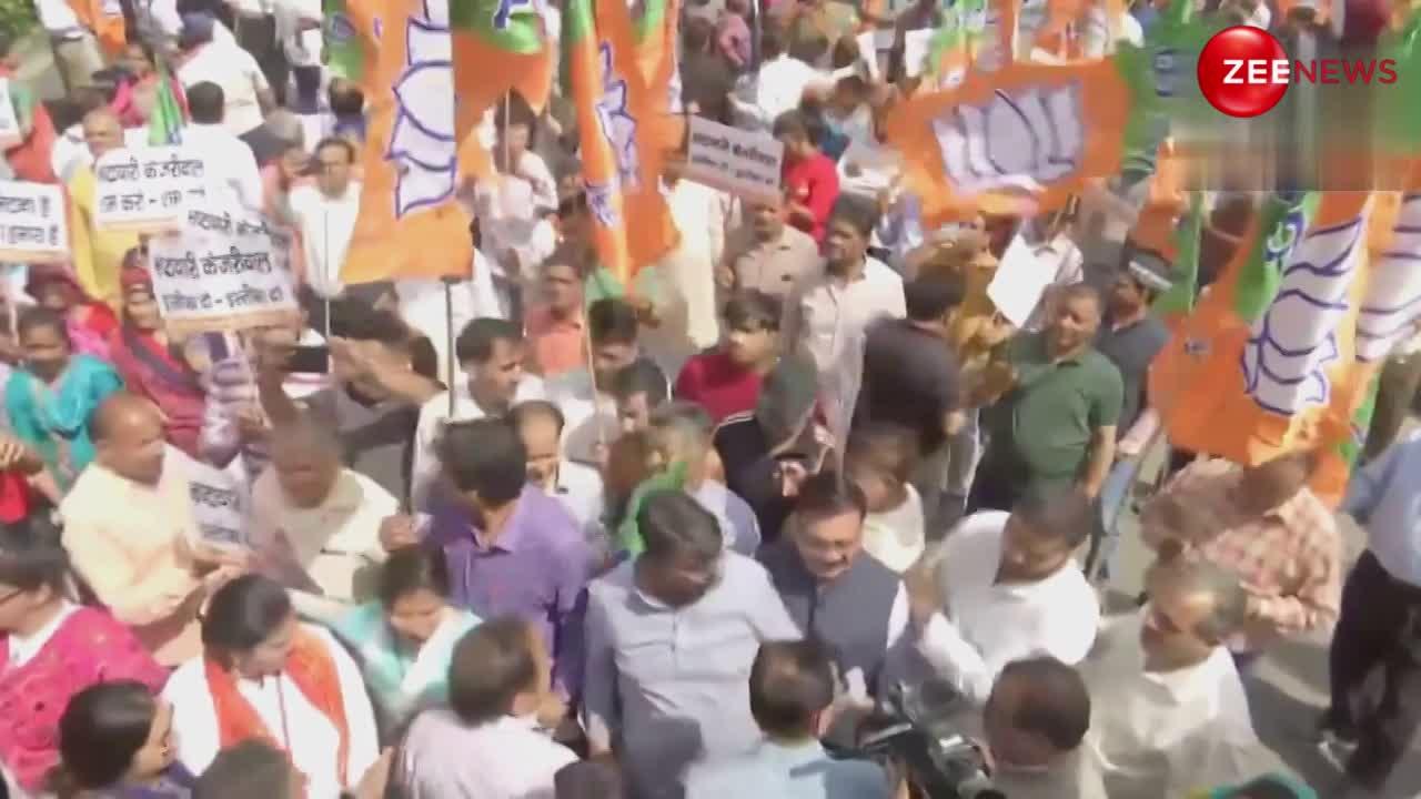 WATCH: दिल्ली सीएम Arvind Kejriwal का इस्तीफा मांगने सड़क पर उतरे BJP कार्यकर्ता