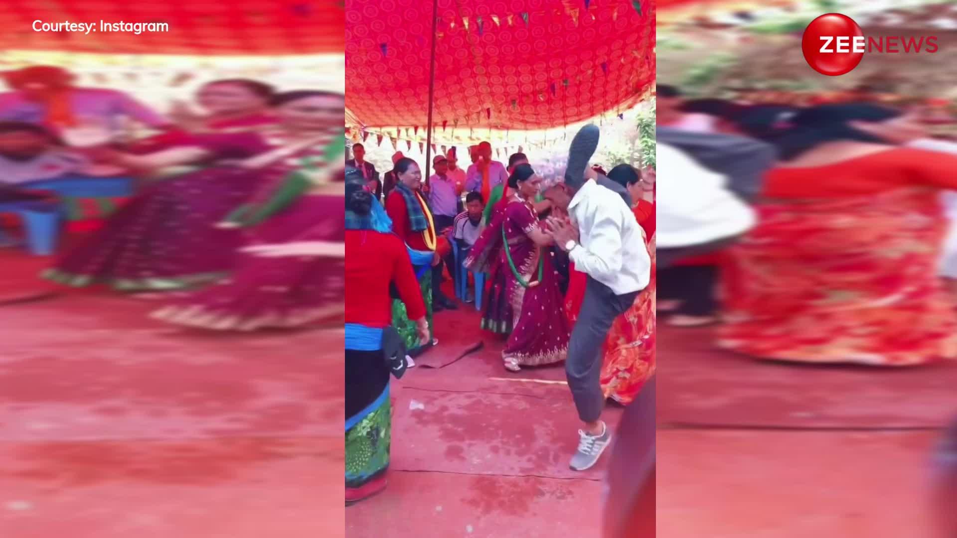 Funny Dance Video: शादी में नेपाली ताऊ ने पैर को गर्दन पर टिकाकर किया ऐसा डांस, लोगों ने बता दिया- बाबा रामदेव