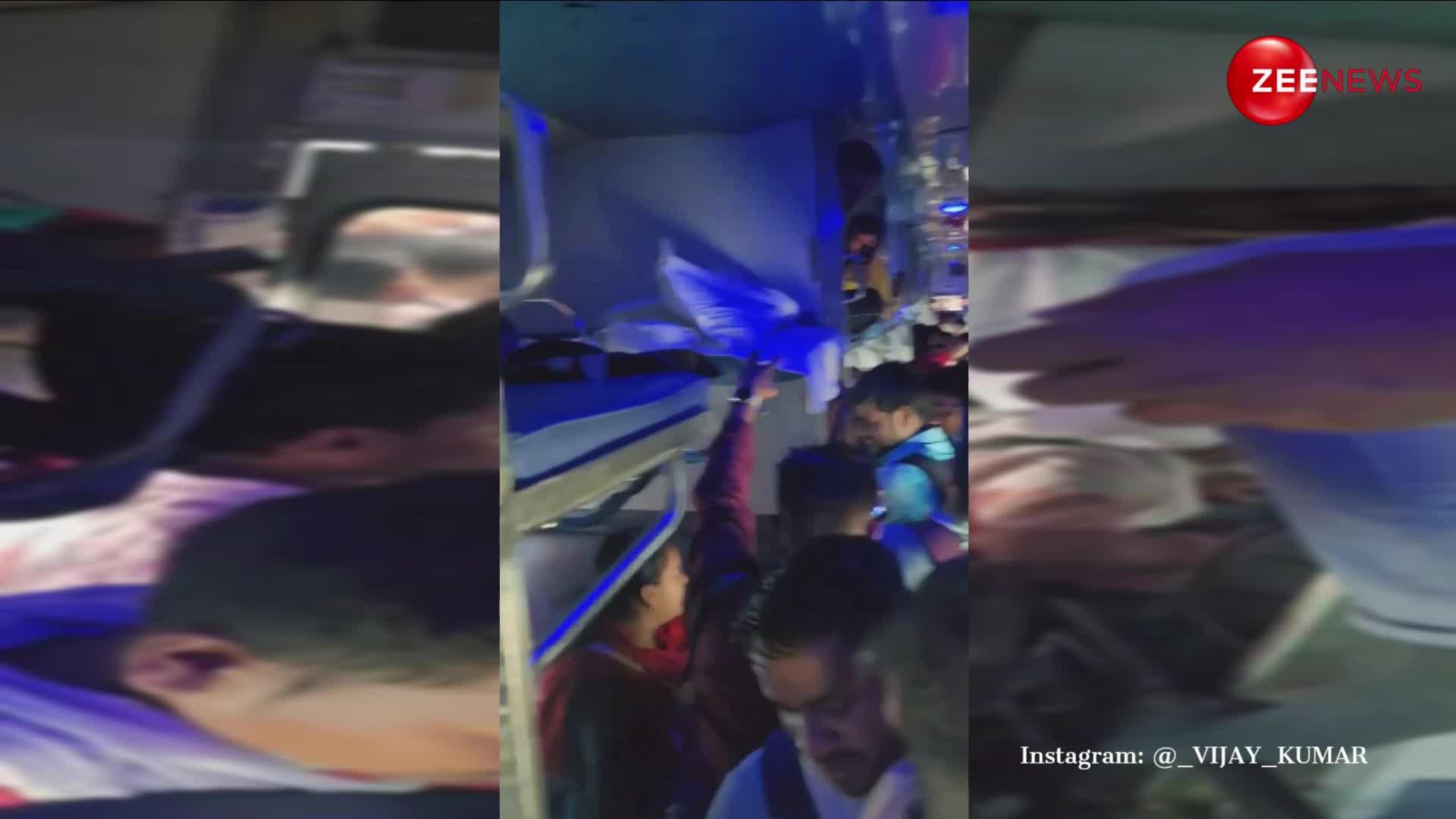 बिना टिकट के AC कोच में घुस गई सैकड़ों की भीड़, ट्रेन का ऐसा हाल देख भड़क उठे लोग; वीडियो वायरल