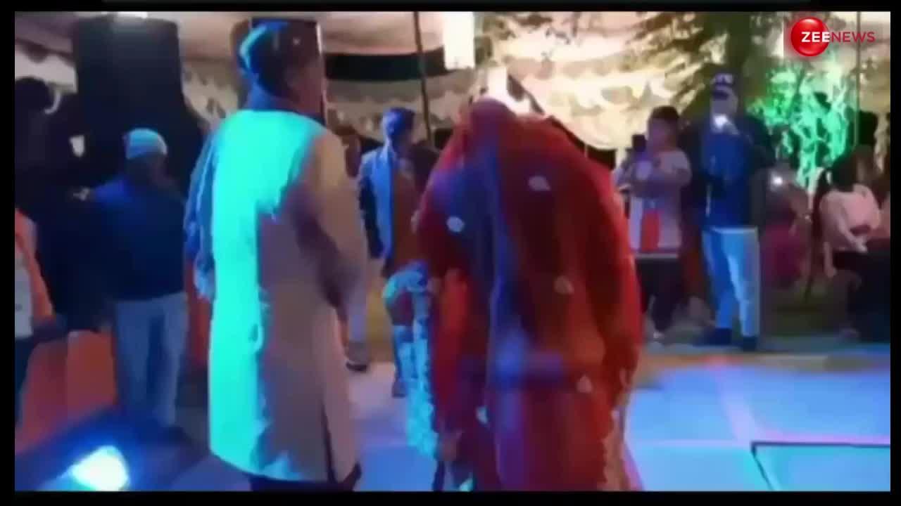 Video: दूल्हा-दुल्हन रोमांटिक अंदाज में कर रहे थे डांस, अचानक ऊपर से पीठ पर गिर पड़ा डीजे