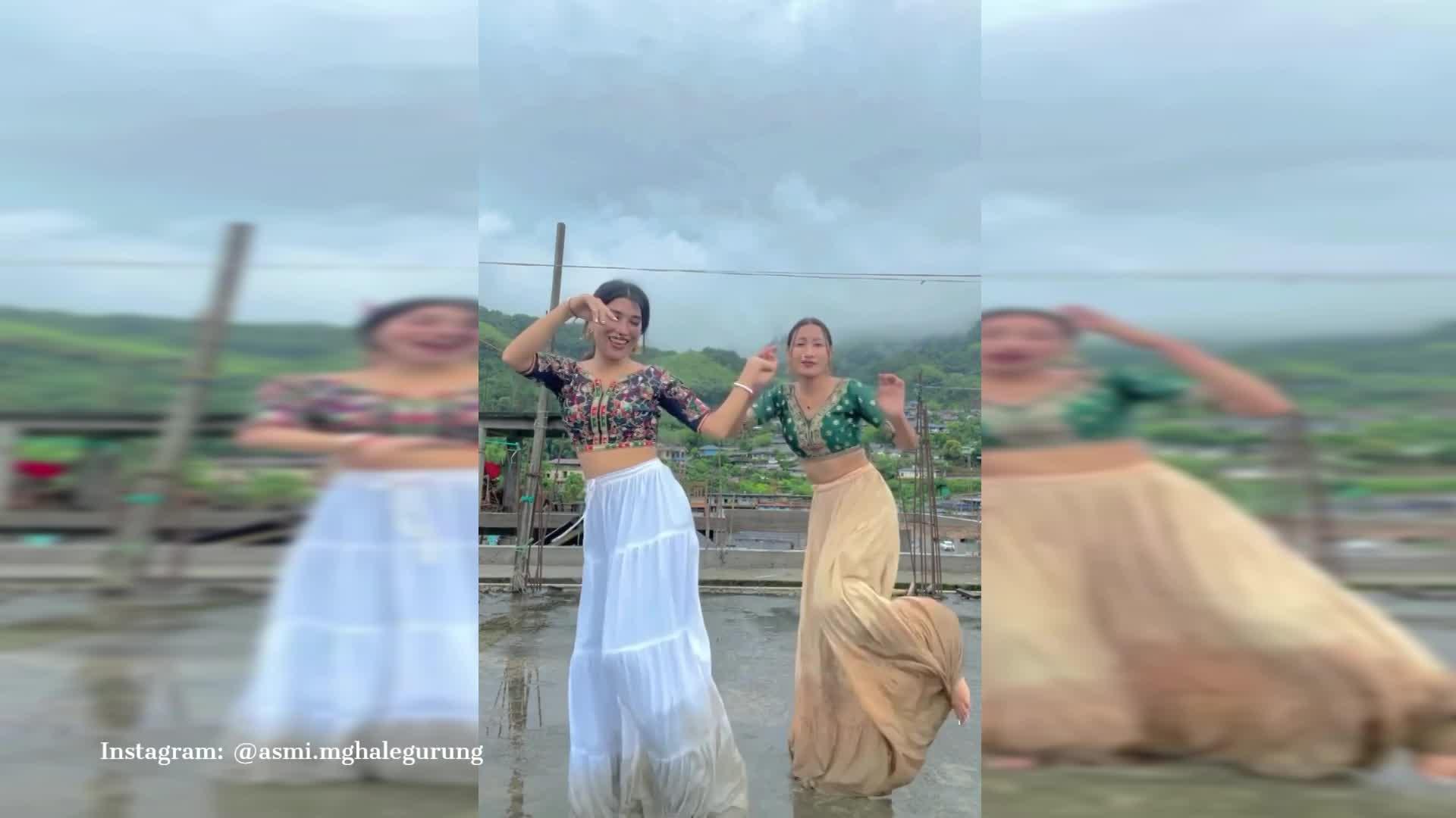 बारिश की धुन में 'नेपाली' गाने पर नाची खूबसूरत लड़कियां, स्टेप्स और एक्सप्रेशन पर यूजर्स हो गए दीवाने