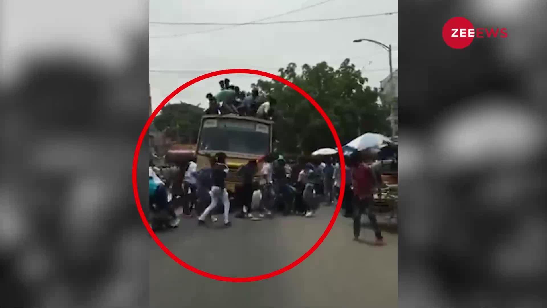 Viral Video: बस की छत पर बैठे थे सैकड़ों लोग, तभी ड्राइवर ने अचानक लगा दिया ब्रेक और फिर...