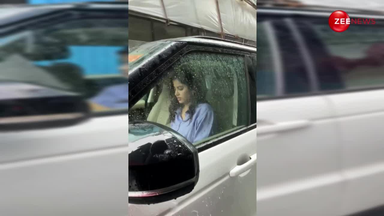 मुंबई की बारिश से परेशान हुईं Janhvi Kapoor, कैमरा देखते ही बनाने लगीं अजीबों-गरीब चेहरे; देख लोग बोले- सब नौटंकी है...