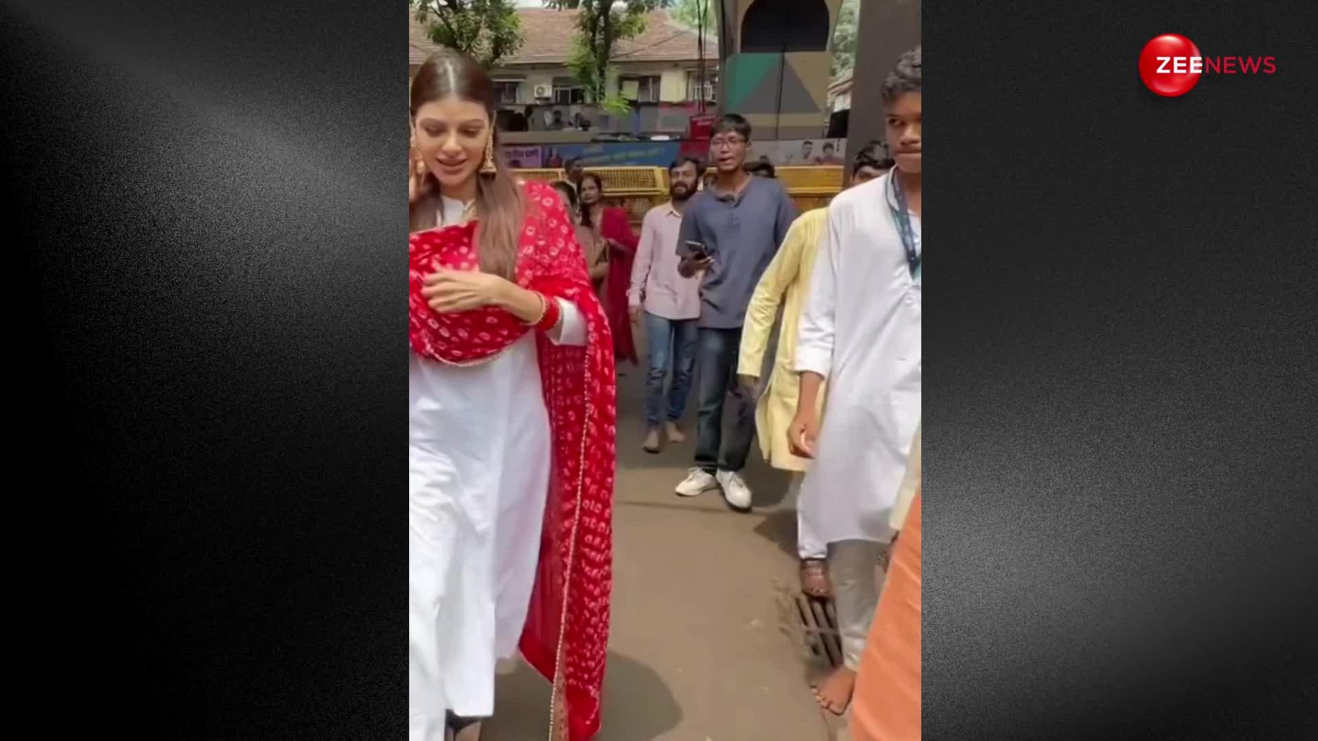 अरे ये क्या! सूट पहन संस्कारी कन्या बन गणपति बाप्पा का आशीर्वाद लेने लालबाग चा राजा के दर्शन करने पहुंची Sherlyn Chopra, वीडियो देख लोगों ने बरसाया प्यार
