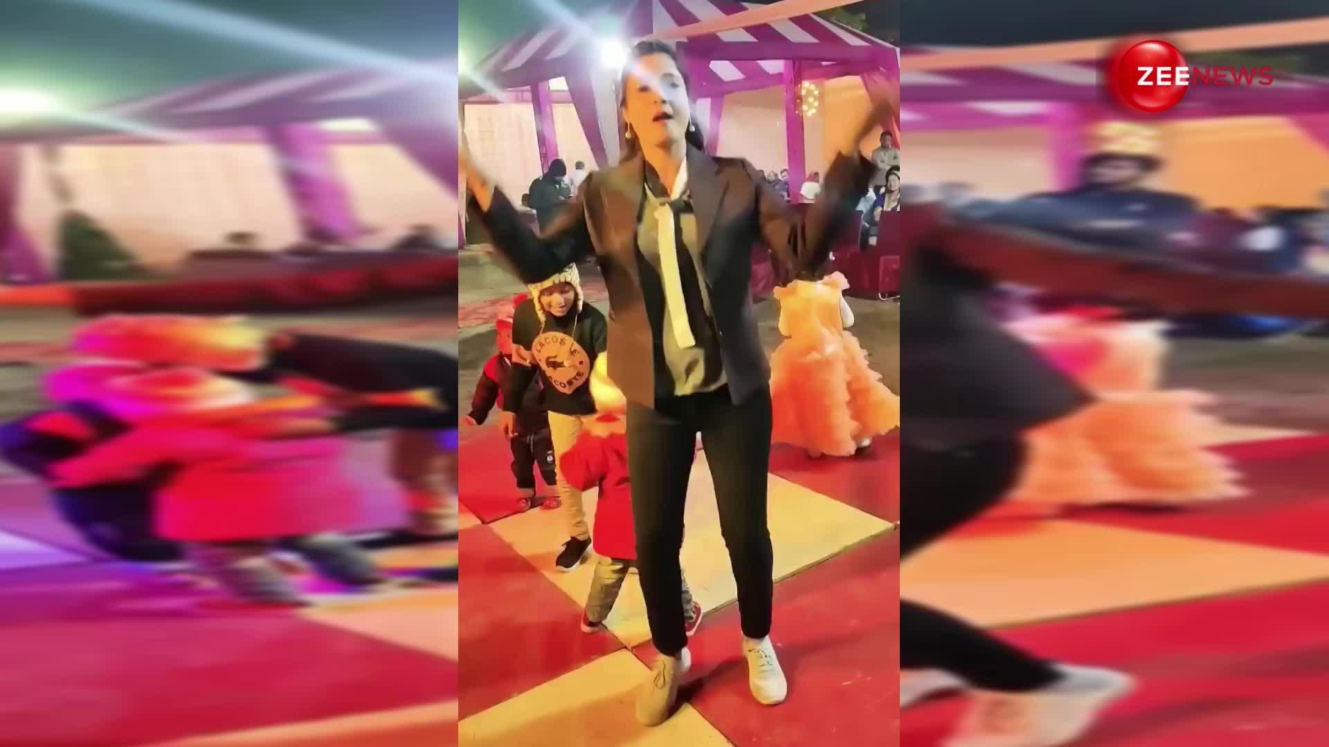 जल्दबाजी में शादी पर अपने पति के कपड़े पहन आई देसी आंटी, डीजे पर डांस करते हुए खुद बनाया अपना अतरंगी वीडियो