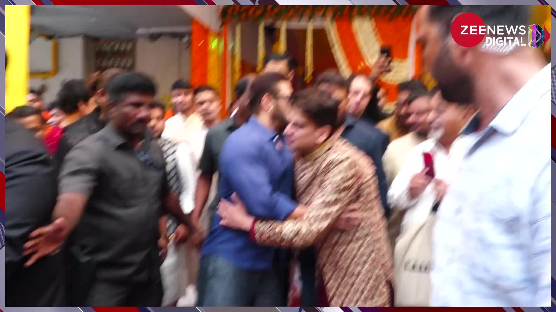 सिंपल लुक में शादी अटेंड करने पहुंचे Salman Khan, तो Rahul Kanal ने छू लिए पैर फिर एक्टर ने ऐसे किया रिएक्ट, देखें वीडियो