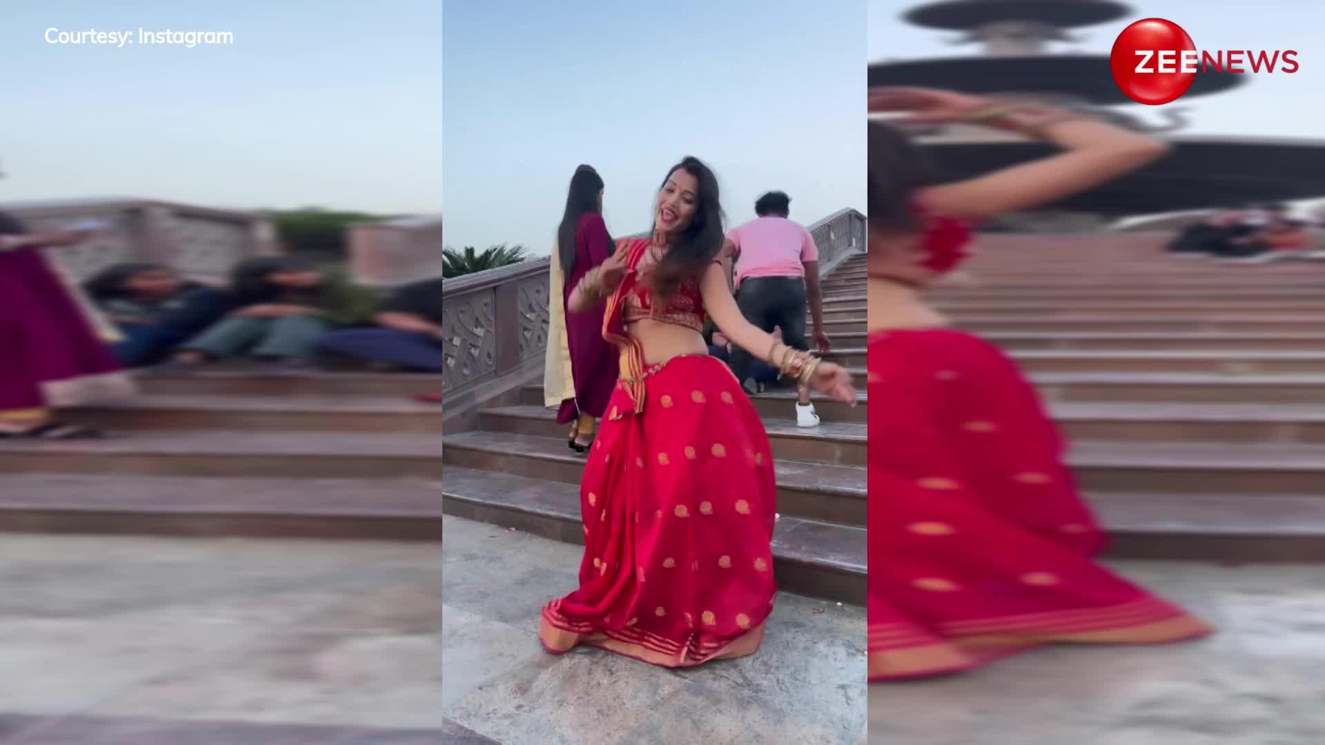 Bhojpuri Girl Hot Dance: लहंगा पहन भोजपुरी लड़की ने पब्लिक के बीच किया हॉट डांस, देख पीछे बैठा लड़का हो गया बेकाबू...