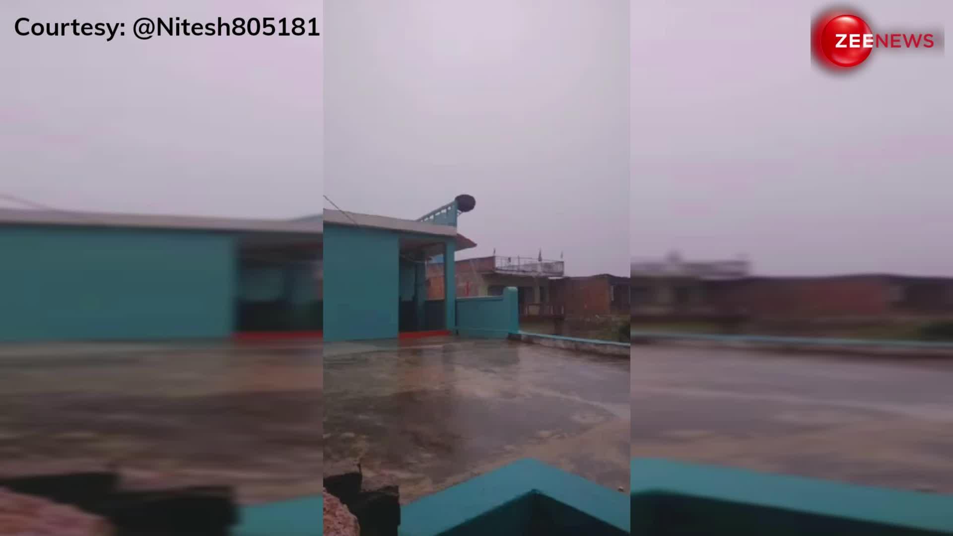 Shocking Video: बारिश में छत पर रील बना रही थी लड़की, तभी अचानक गिरी बिजली, फिर जो हुआ...