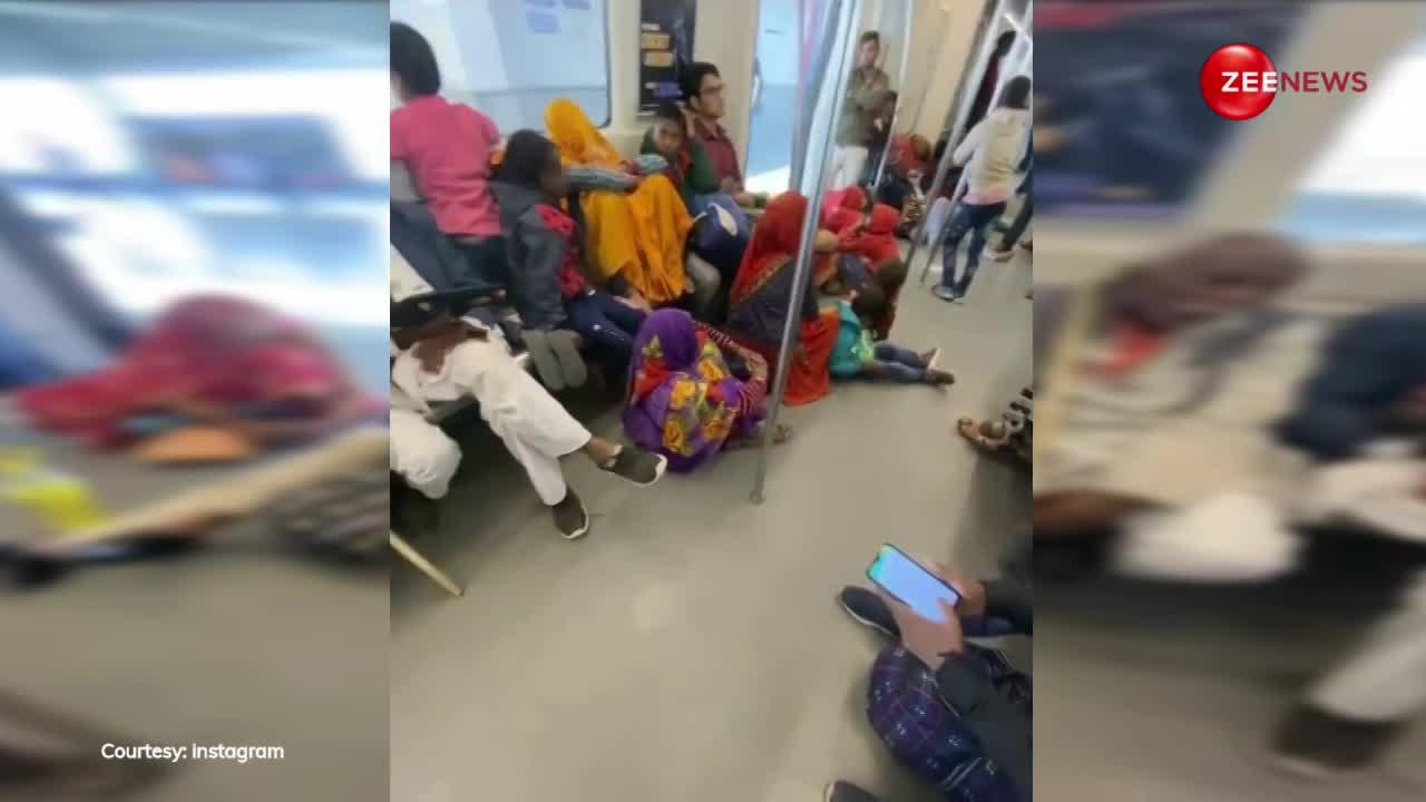 दिल्ली मेट्रो में फर्श पर बैठे यात्रियों का वीडियो हुआ वायरल, लोग बोले- भारतीय लोग जमीन से जुड़े हैं