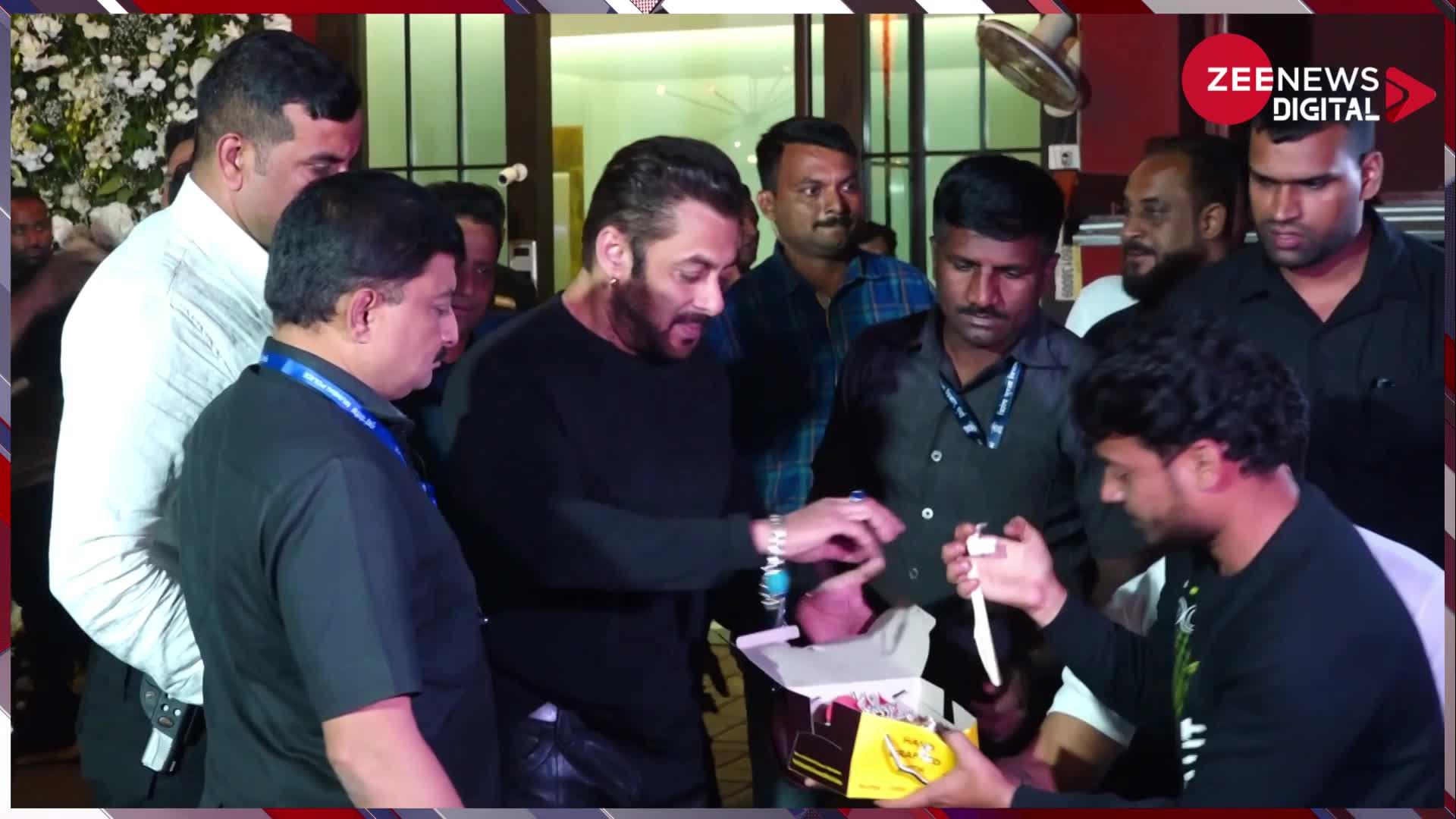 Bollywood के भाईजान Salman Khan ने काटा कैमरे के सामने केक, मनाया अपना 57वां जन्मदिन