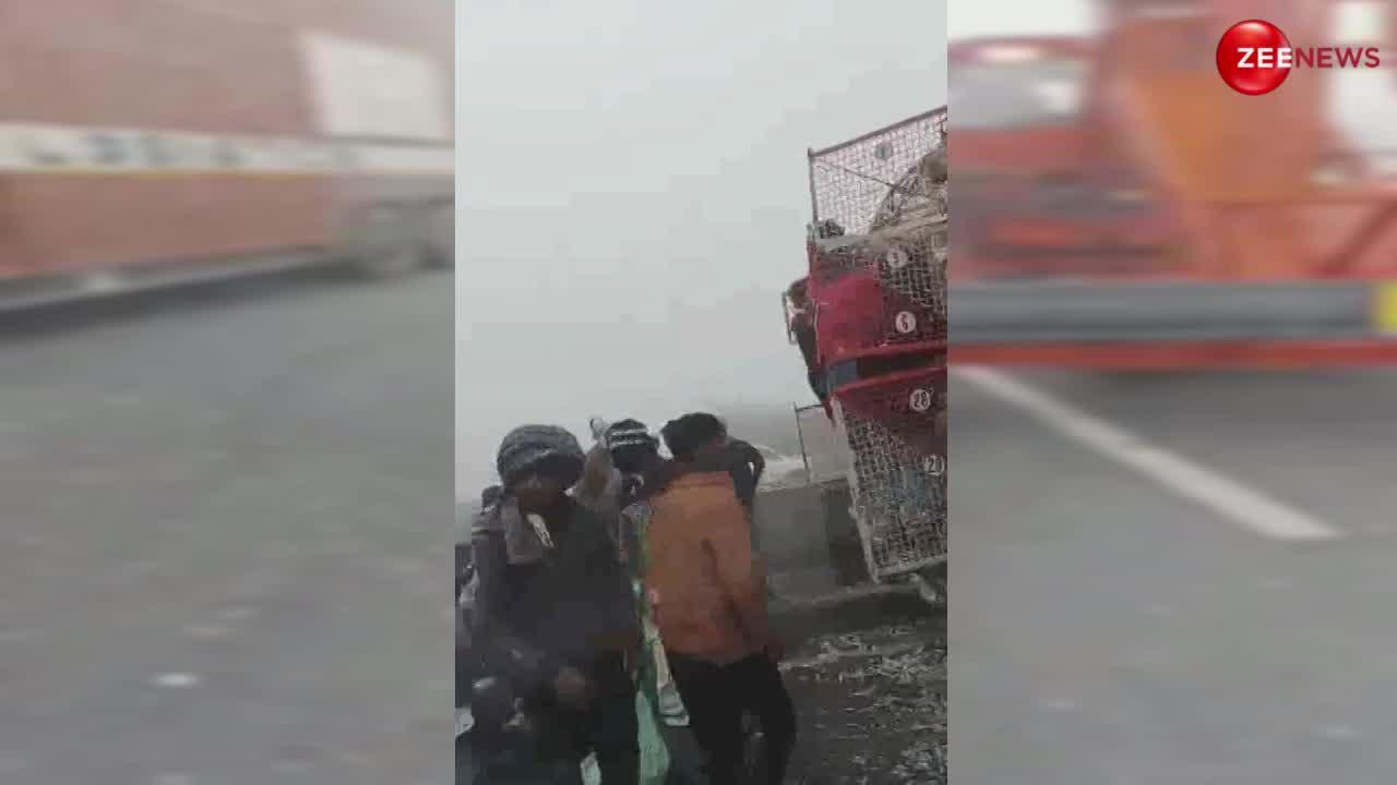 Video: आगरा नेशनल हाइवे पर हुआ हादसा, ट्रक में भरे डेढ़ लाख रुपए के मुर्गे लूट ले गए लोग