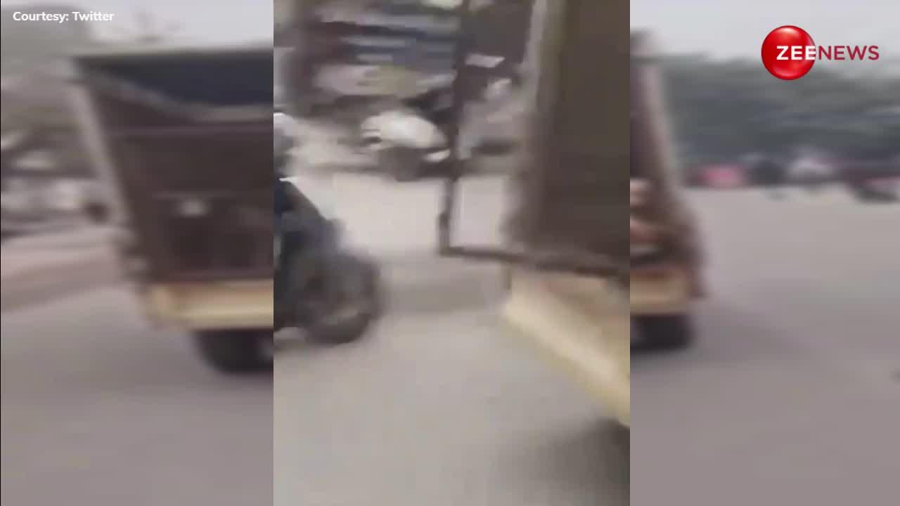 कुत्तों को भरकर ले जा रही गाड़ी का बाइकर ने खोला गेट, मौका देख हुए फरार तो Viral हो गया वीडियो