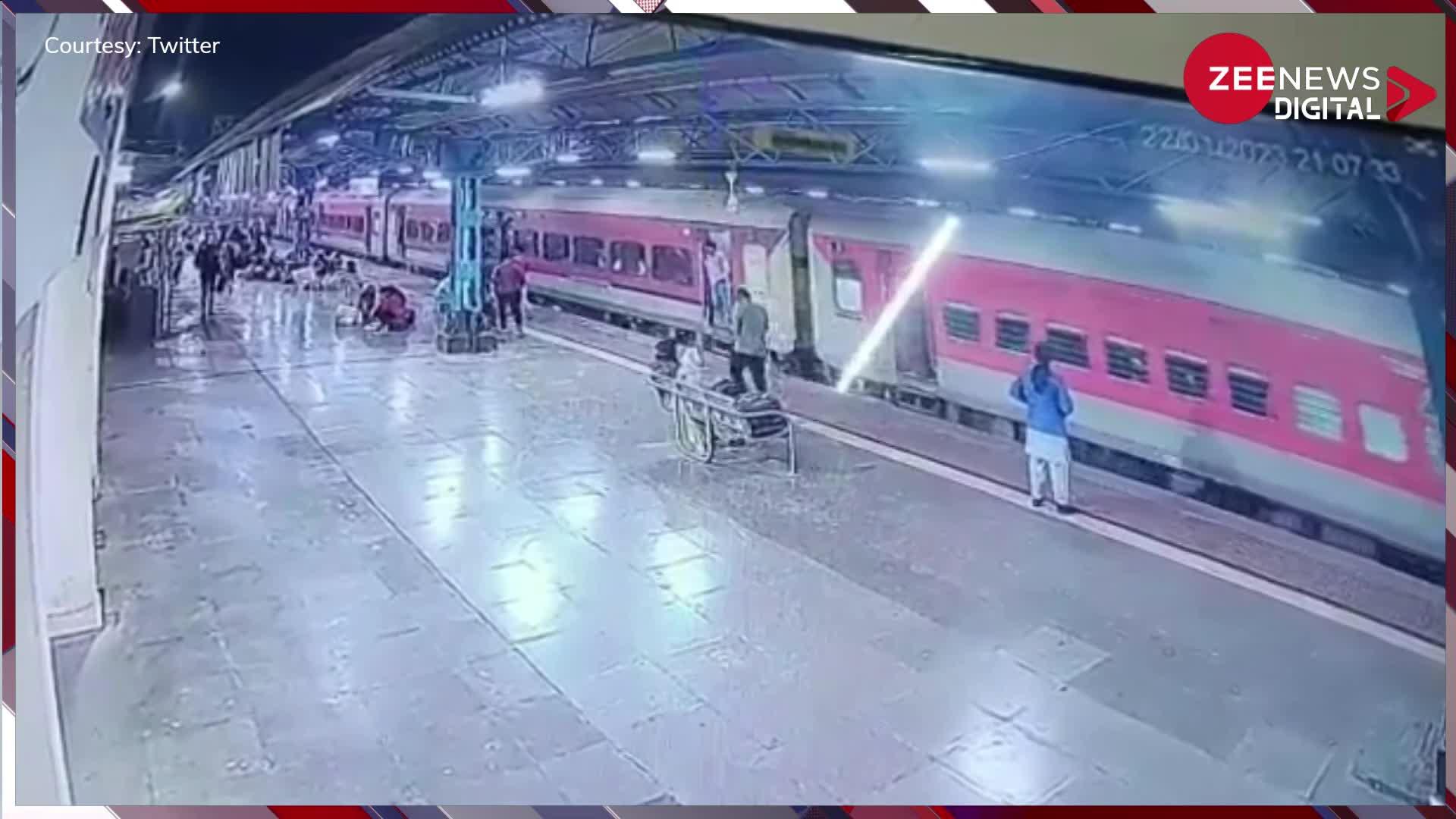 चलती ट्रेन पर चढ़ रहा था शख्स, तभी अचानक हुआ कुछ ऐसा की CCTV फुटेज हो गया वायरल