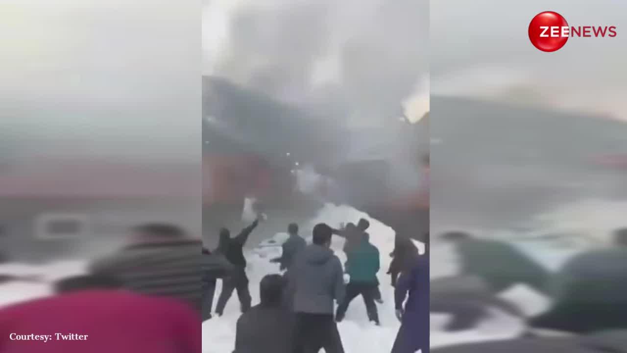 Video: बारामुला के होटल में लगी जबरदस्त आग, बुझाने के लिए लोगों ने बर्फ के गोले उठा-उठाकर मारे