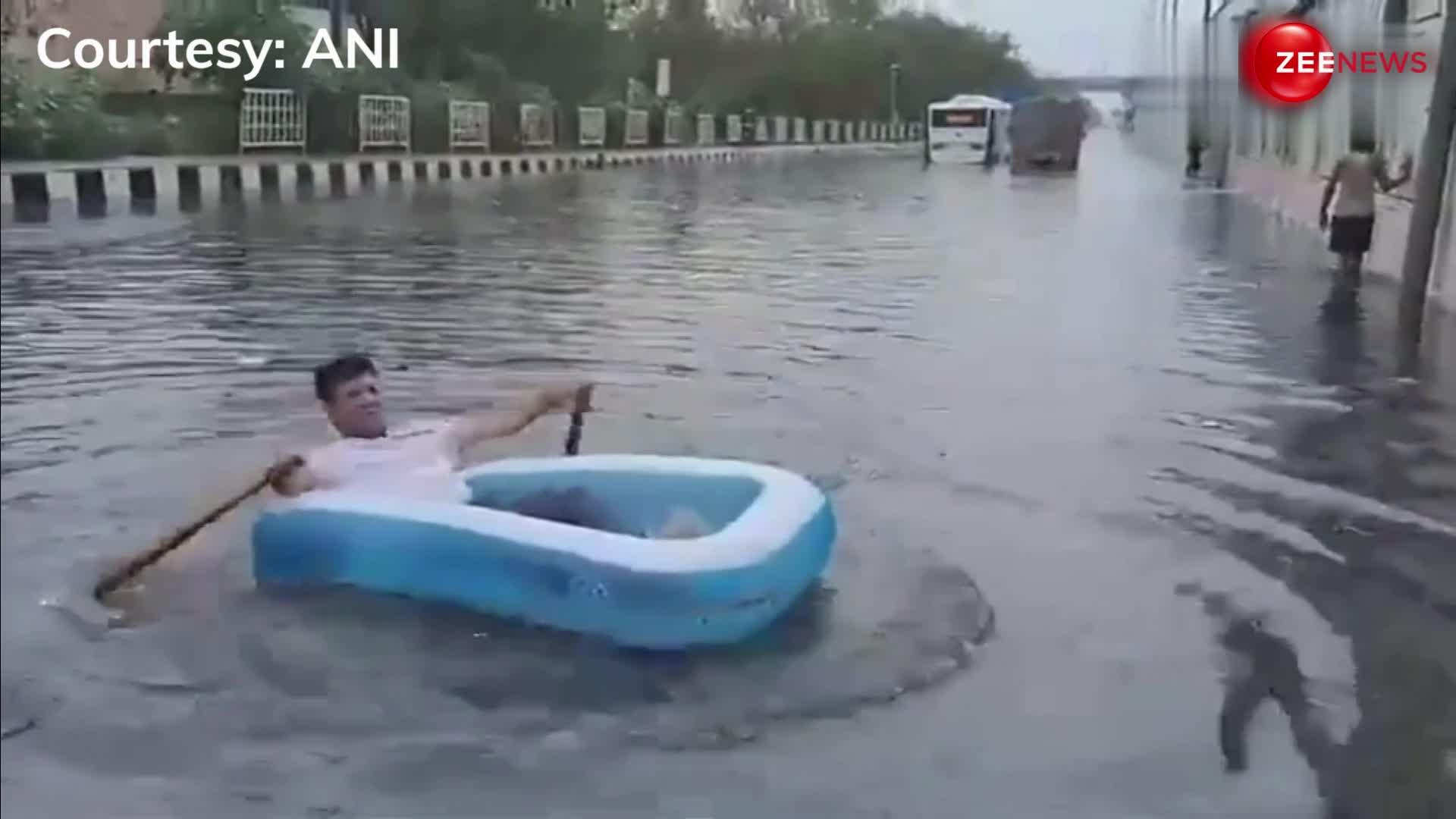 पहली ही बारिश में दिल्ली पानी-पानी, नाव चलाने लगे बीजेपी के पार्षद, Video वायरल