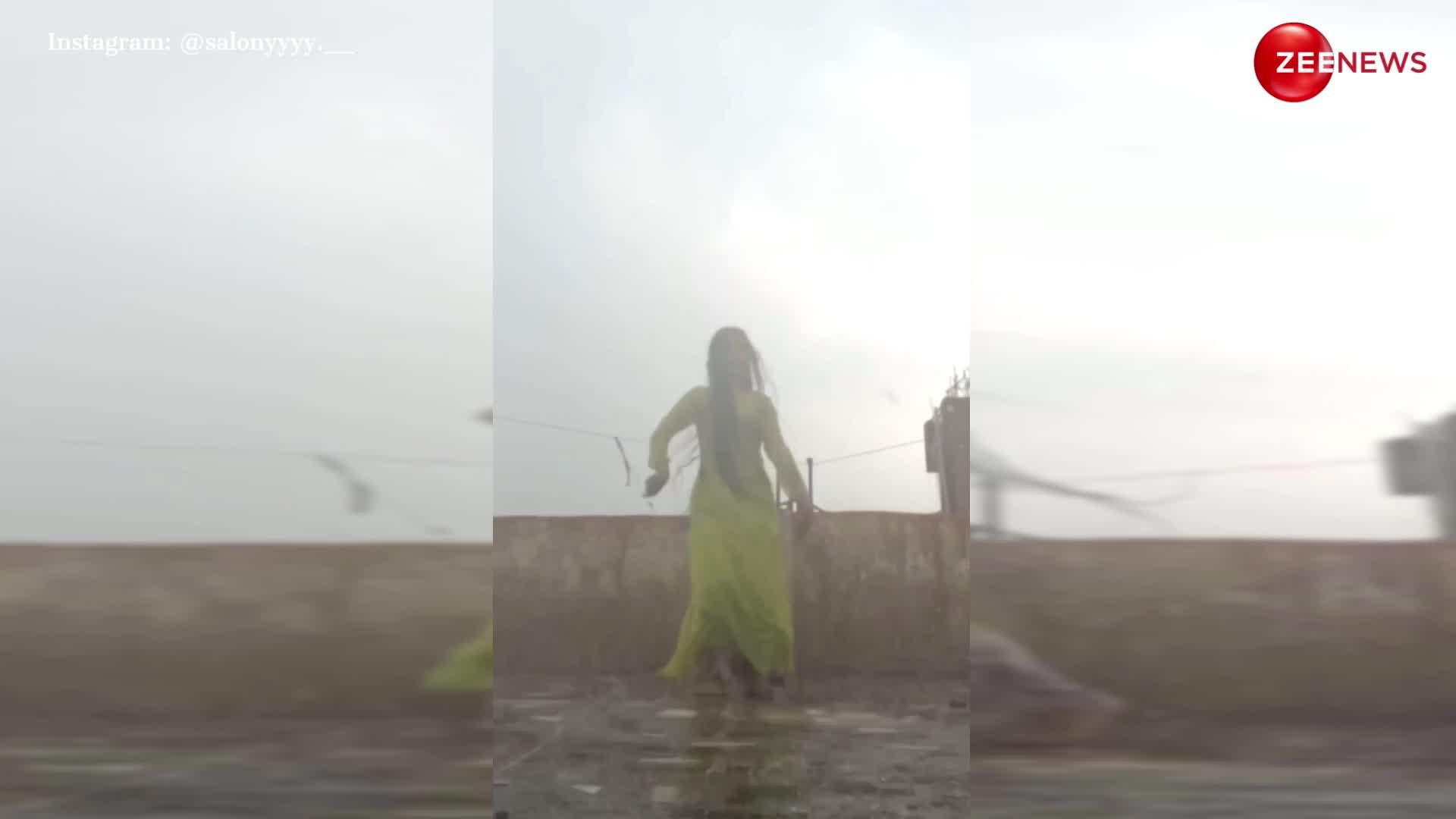 झमाझम बारिश में अनारकली सूट पहन Kajol के गाने 'तेरे नैना' पर लड़की ने किया जबरदस्त डांस, स्टेप्स देख खो गए लोग