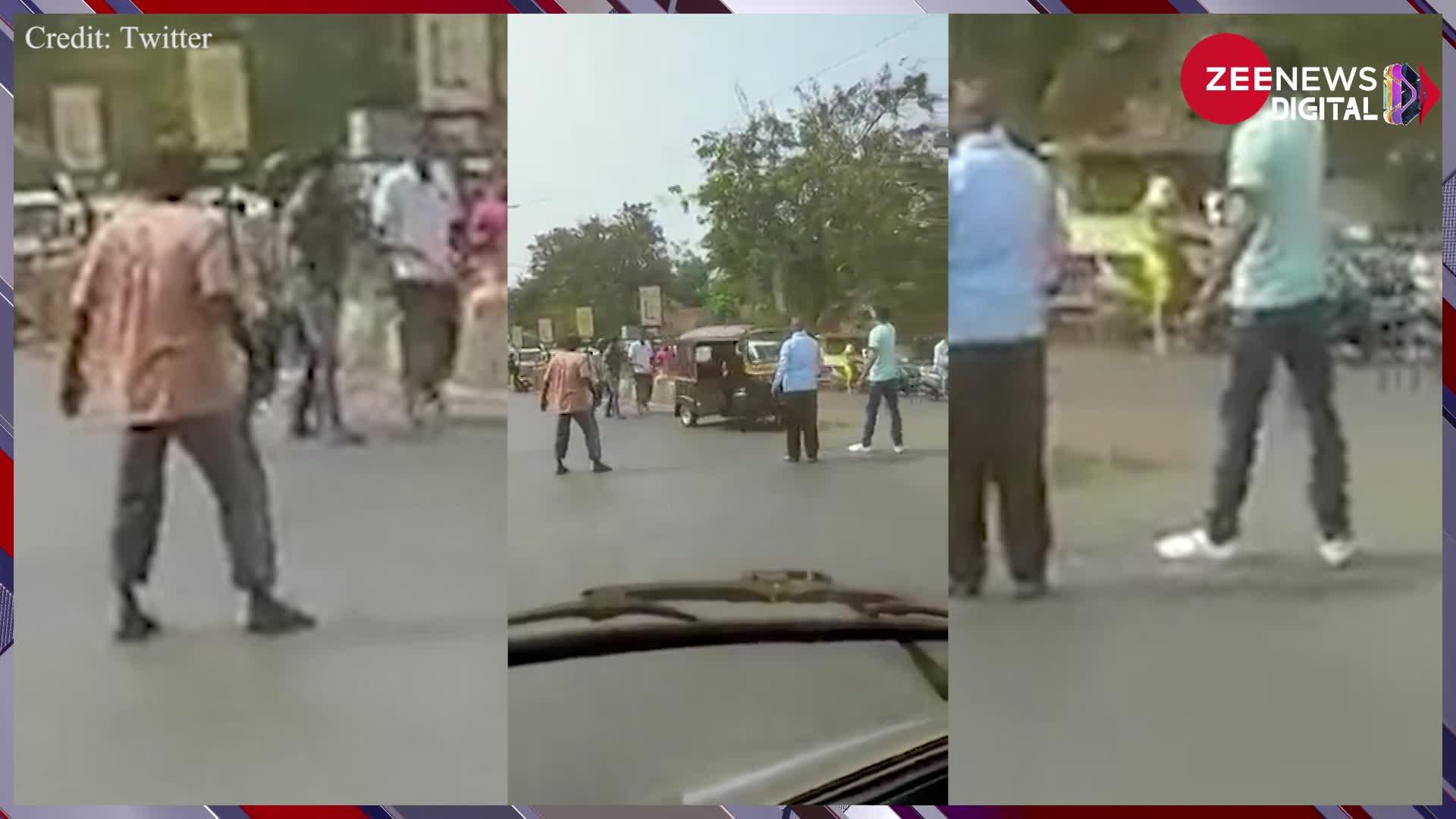Viral Video: बीच सड़क पर बिना ड्राइवर अपने आप घूमता रहा ऑटो, देख लोगों ने कह डाला-'इंडिया वाली टेस्ला'