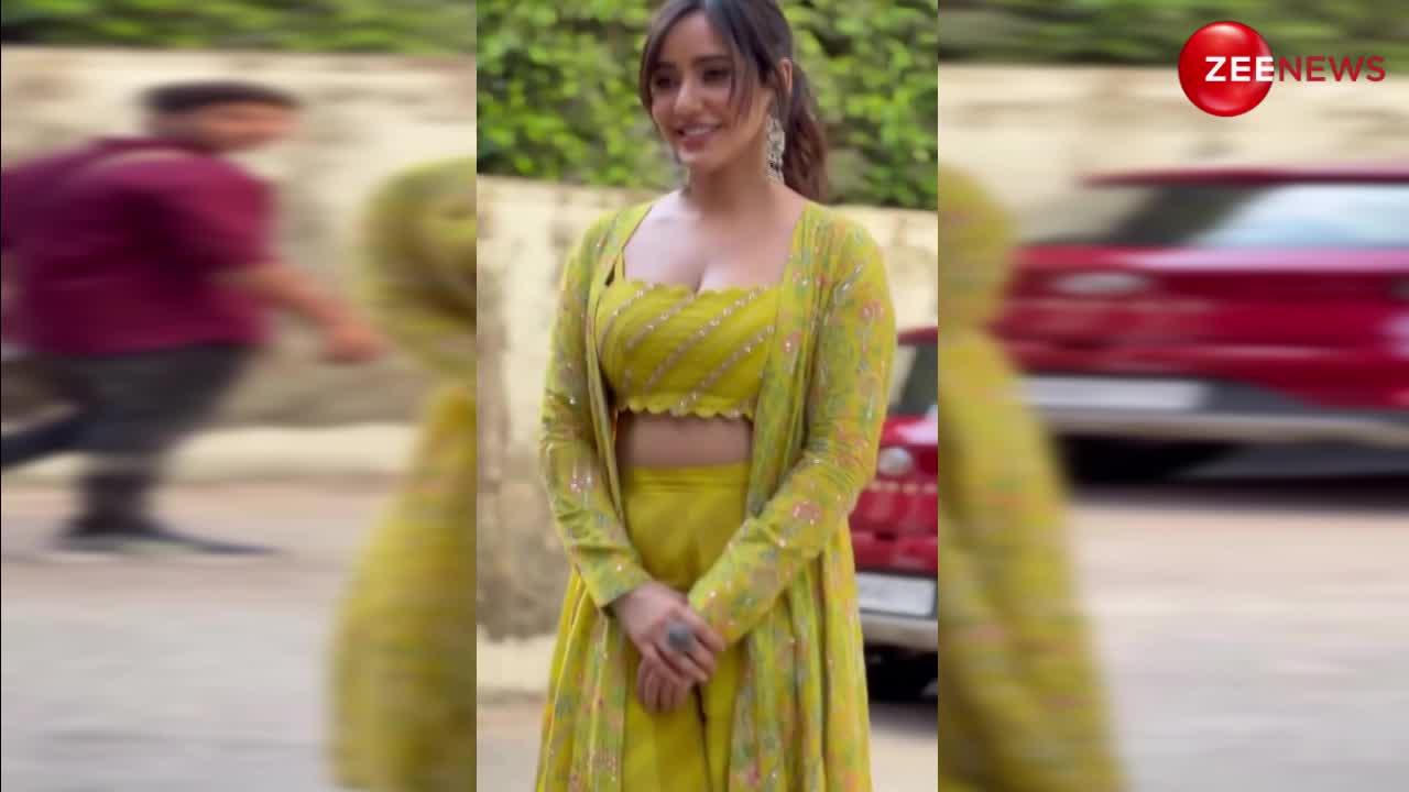Neha Sharma ने टाइट ड्रेस में फिर दिखाया हॉट बदन, अब पहन आईं ऐसा ब्लाउज देख बढ़ी फैंस की धड़कन