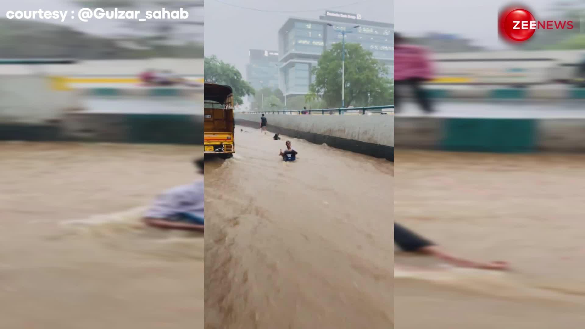 लड़के ने सड़क को ही बना डाला पूल, मानसून की पहली बारिश का कुछ ऐसे उठाया लुफ्त-VIDEO