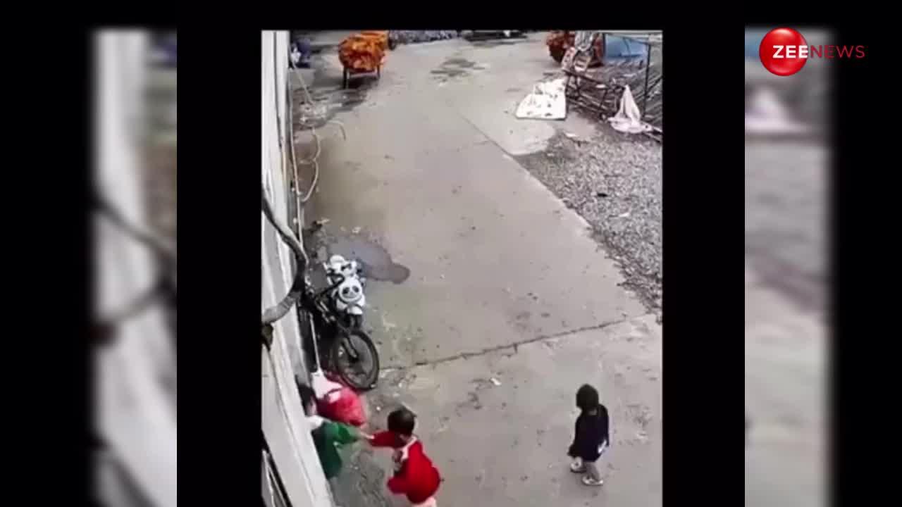 तेज रफ्तार से आ रहा था बुलडोजर, 6 साली की बच्ची ने खुद से भी छोटे भाई-बहन को बचाया, देखें शॉकिंग वीडियो