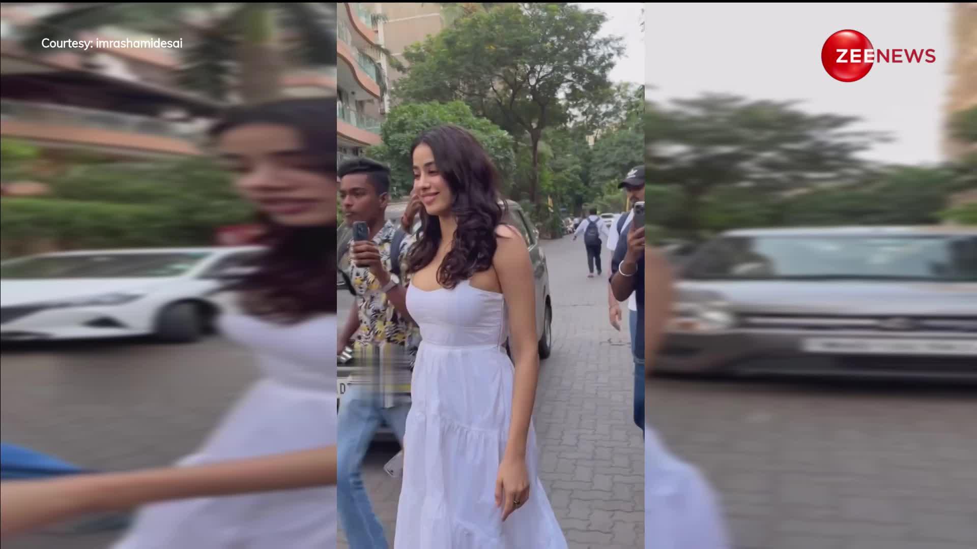 Janhvi Kapoor ने व्हाइट ड्रेस में आईं नजर, क्यूट स्माइल ने लूटा लोगों का दिल