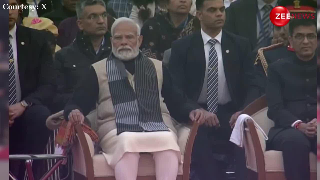 दिल्ली: विजय चौक पर बीटिंग रिट्रीट समारोह में नजर आए राष्ट्रपति, उपराष्ट्रपति और PM मोदी, देखें वीडियो