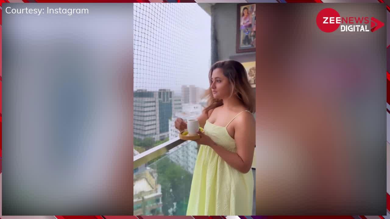 Rashami Desai ने बिना ब्रा के पहनी ऐसी ड्रेस, फ्लॉन्ट किया सेक्सी फिगर फिर बालकनी में खड़े होकर खाने लगीं पौहे