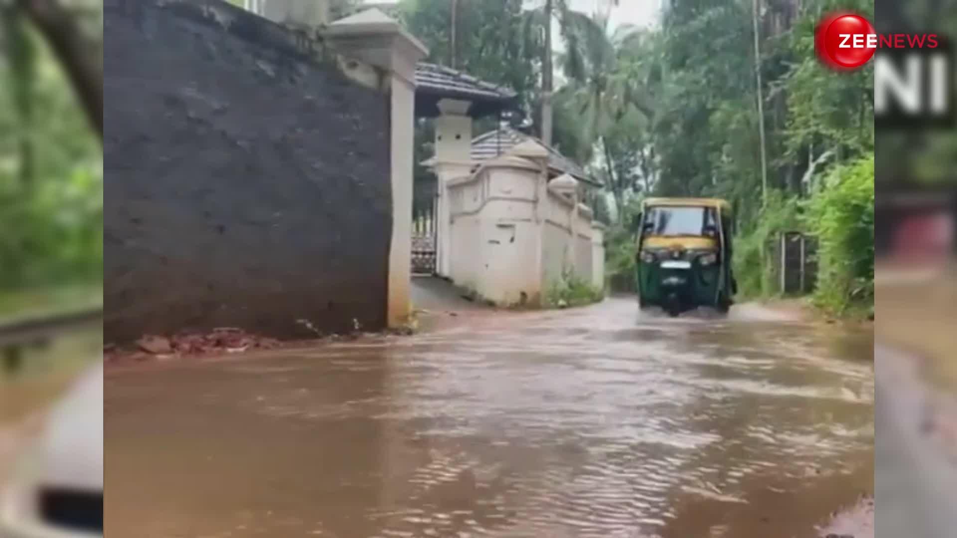 keral के कोझिकोड में बाढ़ का तांडव! बारिश से मचा हाहाकार, सड़कें डूबीं घरों में घुसा पानी; सामने आया ये EXCLUSIVE VIDEO