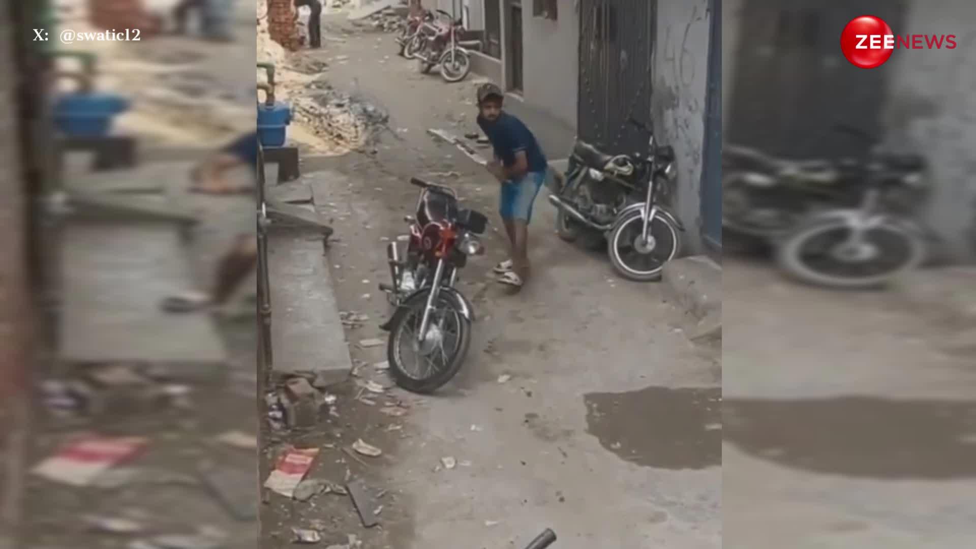 क्रिकेट खेलते हुए गली में घुसा चोर, फिर बाइक चुराते हुए सामने दिखा CCTV कैमरा तो जो किया देख हंसते-हंसते गिर पड़ेंगे